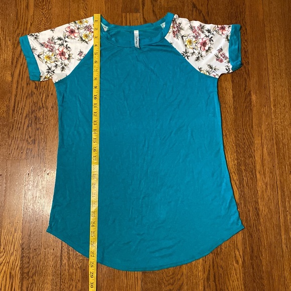 Medium Teal Floral Pattern Crew Neck Long Length Short Sleeve Shirt - Picture 6 of 7